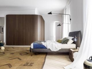 L'ultimo nato della collezione armadi per la zona notte è Stave di Novamobili: è reso speciale dai moduli curvi, che consentono di vestire l'angolo, e dalle ante a doghe verticali impiallacciate legno. L'apertura push-pull delle ante ne semplifica l'utilizzo e mette in evidenza il materiale con cui sono realizzate. Può essere posizionato addossato a parete o utilizzato come elemento divisorio fra due ambienti. Il letto Tufté ha la testata imbottita, effetto trapuntato, con lavorazione capitonné, rivestita in tessuto sfoderabile. www.novamobili.it – Fuorisalone, Novamobili Flagship Store, Via Melchiorre Gioia 6/8, Milano L'ultimo nato della collezione armadi per la zona notte è Stave di Novamobili: è reso speciale dai moduli curvi, che consentono di vestire l'angolo, e dalle ante a doghe verticali impiallacciate legno. L'apertura push-pull delle ante ne semplifica l'utilizzo e mette in evidenza il materiale con cui sono realizzate. Può essere posizionato addossato a parete o utilizzato come elemento divisorio fra due ambienti. Il letto Tufté ha la testata imbottita, effetto trapuntato, con lavorazione capitonné, rivestita in tessuto sfoderabile. www.novamobili.it – Fuorisalone, Novamobili Flagship Store, Via Melchiorre Gioia 6/8, Milano