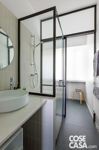 Nel bagno le piastrelle a parete in formato 5 x 15 cm sono di Ce.Si., mentre le lastre effetto cemento a terra sono di Florim. Il piatto rettangolare del box doccia, in finitura tendente al rosa è della coll. Infinito di Ceramica Cielo; rubinetteria Expo di M&Z.