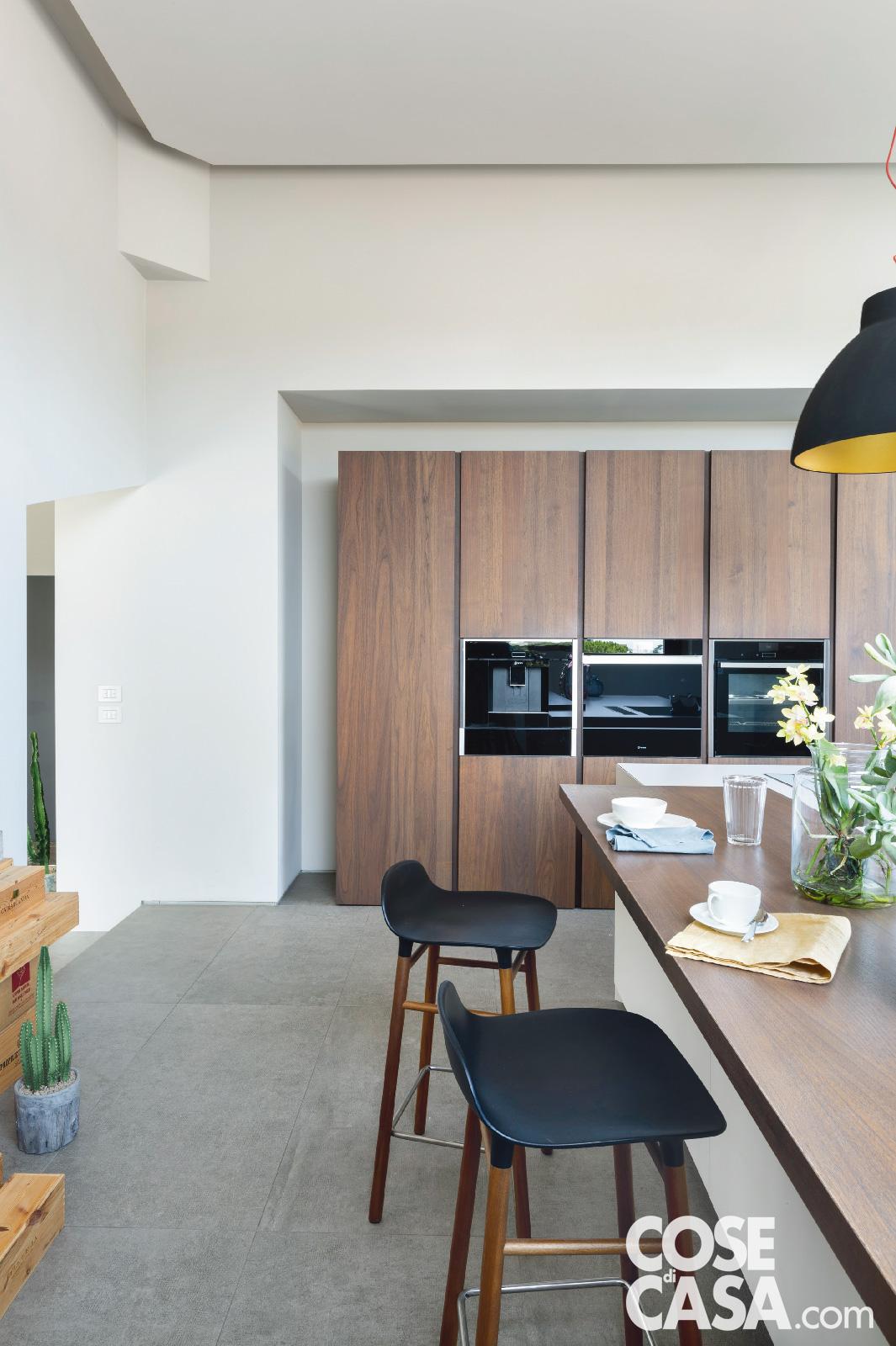 Nell'office della cucina gli elettrodomestici incassati a colonna - macchina per il caffè espresso, forni multifunzione e microonde, frigorifero - sono tutti di Neff così come il piano cottura a induzione sul top dell'isola. Gli sgabelli da bar sono il modello Hyg Barstool 75 di Normann Copenhagen. Le tazze bianche e gli accessori sono di Alessi, i tovaglioli di La Fabbrica del Lino. Nell'office della cucina gli elettrodomestici incassati a colonna - macchina per il caffè espresso, forni multifunzione e microonde, frigorifero - sono tutti di Neff così come il piano cottura a induzione sul top dell'isola. Gli sgabelli da bar sono il modello Hyg Barstool 75 di Normann Copenhagen. Le tazze bianche e gli accessori sono di Alessi, i tovaglioli di La Fabbrica del Lino.