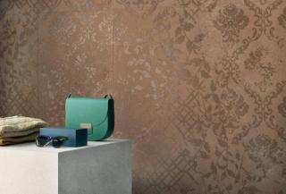 Dai riflessi cangianti a effetto metallico, le piastrelle Oxide Naturale della collezione Blade di Panaria Ceramica sono in gres porcellanato laminato (hanno uno spessore di soli 3,5 mm). Prezzo nel formato rettificato da 50 x 100 cm, 96,94 euro/cad. + Iva. www.panaria.it