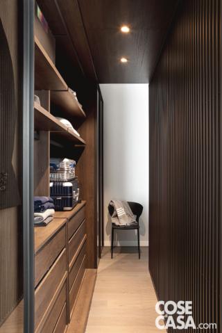 cabina armadio nella camera da letto, faretti, attrezzatura interna in legno, cassettiera, ripiani, quinta lamellare, sedia, pavimento in parquet cabina armadio nella camera da letto, faretti, attrezzatura interna in legno, cassettiera, ripiani, quinta lamellare, sedia, pavimento in parquet