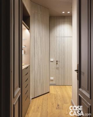 Nella cabina armadio adiacente alla camera matrimoniale, il mobile toilette incassato in nicchia, l'armadio con un lato obliquo e gli stender sono tutti realizzati su disegno dal falegname. Nella cabina armadio adiacente alla camera matrimoniale, il mobile toilette incassato in nicchia, l'armadio con un lato obliquo e gli stender sono tutti realizzati su disegno dal falegname.