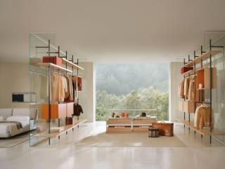 La cabina armadio laterale Boutique Mast di Porro definisce con leggerezza lo spazio e offre infinite possibilità di personalizzazione. È caratterizzata da montanti circolari a sezione ridotta in metallo finitura iron su cui sono applicate le mensole a sbalzo in ciliegio white. Al centro è posizionato il contenitore Acquario con la struttura cuveé, i ripiani in cristallo, la base e i cassetti in ciliegio white. www.porro.com La cabina armadio laterale Boutique Mast di Porro definisce con leggerezza lo spazio e offre infinite possibilità di personalizzazione. È caratterizzata da montanti circolari a sezione ridotta in metallo finitura iron su cui sono applicate le mensole a sbalzo in ciliegio white. Al centro è posizionato il contenitore Acquario con la struttura cuveé, i ripiani in cristallo, la base e i cassetti in ciliegio white. www.porro.com