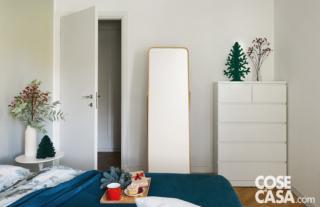 camera con cassettiera bianca e specchio da terra camera con cassettiera bianca e specchio da terra