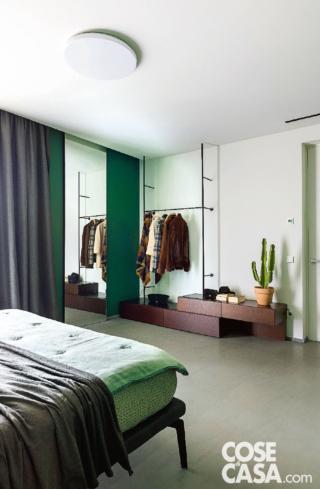 camera matrimoniale, letto, stender in ferro con elementi contenitori bassi, vaso con cactus, parete specchiata, tendaggio, plafoniera camera matrimoniale, letto, stender in ferro con elementi contenitori bassi, vaso con cactus, parete specchiata, tendaggio, plafoniera