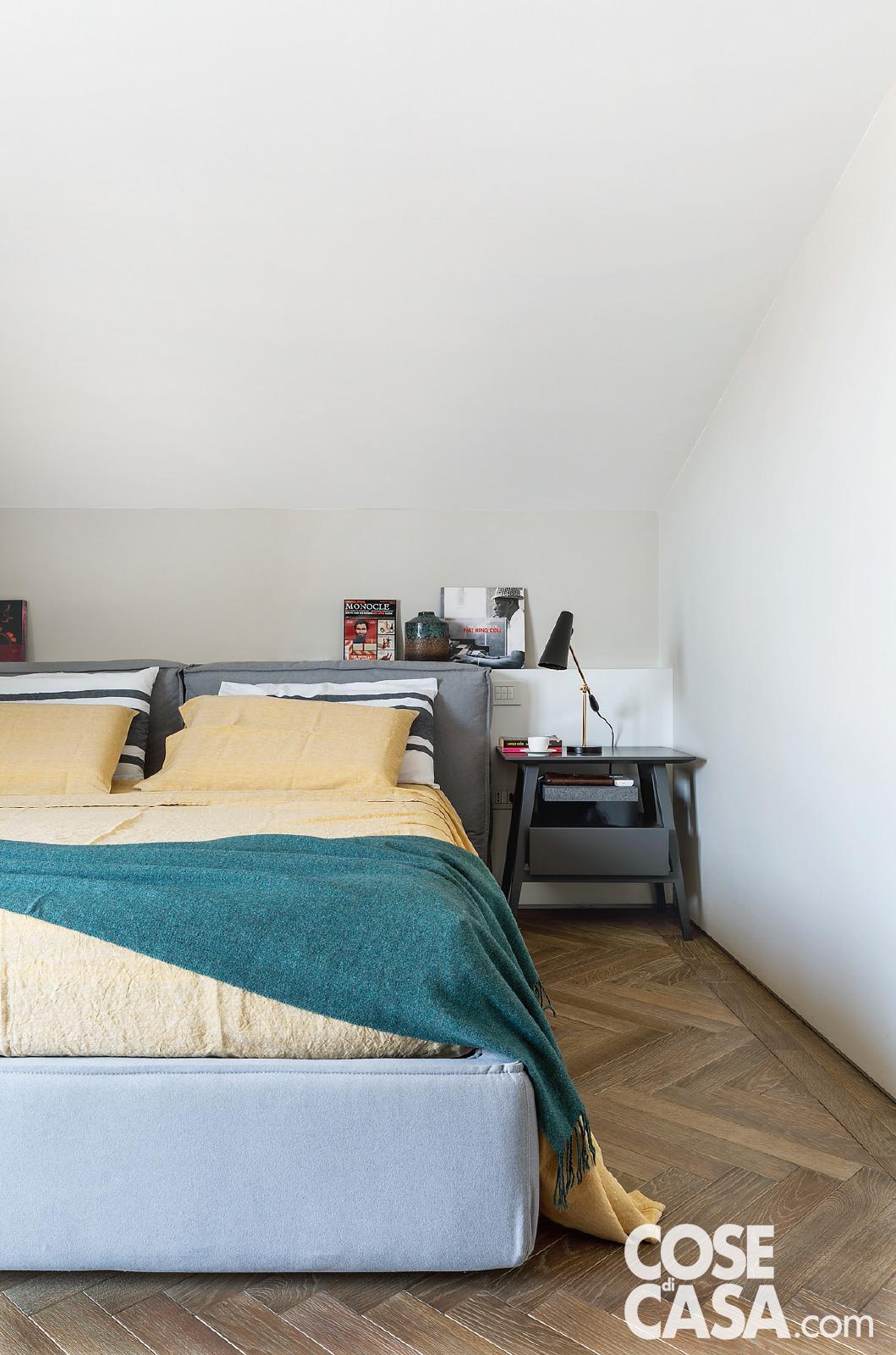 Il letto tessile rivestito in tessuto grigio chiaro è il modello Flann 2.0 di Ditre Italia; il coordinato tessile è di La Fabbrica del Lino. Il letto tessile rivestito in tessuto grigio chiaro è il modello Flann 2.0 di Ditre Italia; il coordinato tessile è di La Fabbrica del Lino.