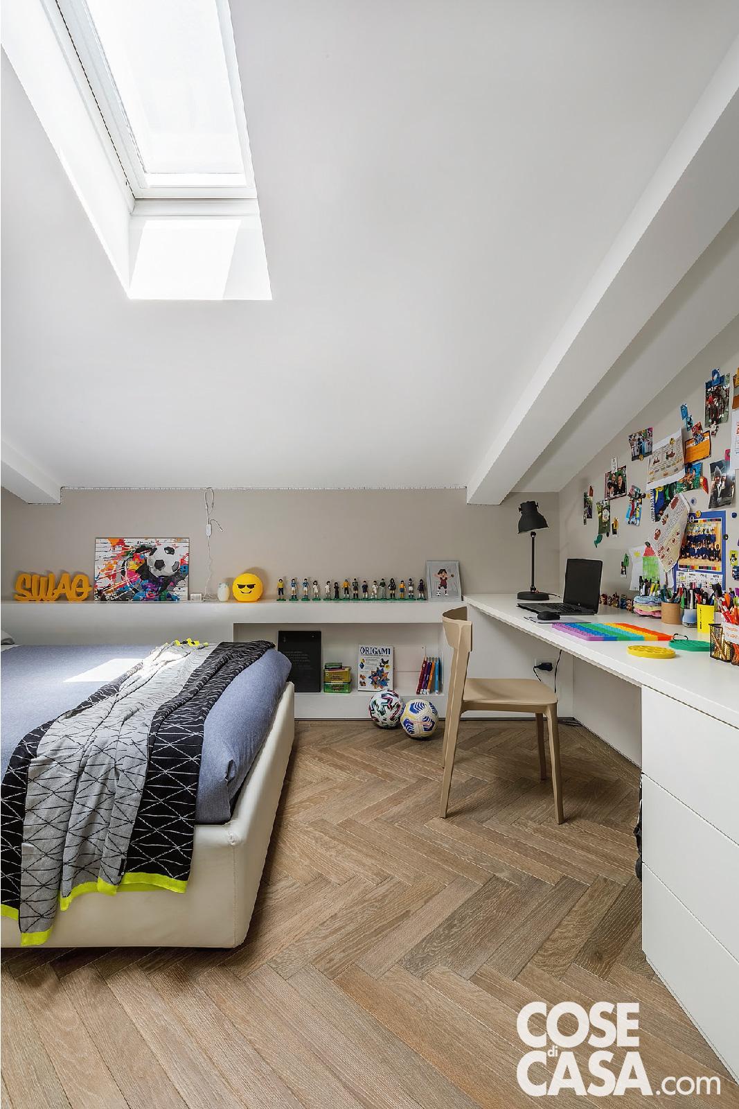 Le scrivanie e i mobili bassi in laccato bianco opaco sono stati realizzati su disegno. Nella stanza della ragazza (foto in alto), sul letto tessile il copripiumino è il modello Fenici di Zucchi; in quella del ragazzo (foto sotto), il copripiumino è di Zucchi e il plaid è di Calligaris. Le scrivanie e i mobili bassi in laccato bianco opaco sono stati realizzati su disegno. Nella stanza della ragazza (foto in alto), sul letto tessile il copripiumino è il modello Fenici di Zucchi; in quella del ragazzo (foto sotto), il copripiumino è di Zucchi e il plaid è di Calligaris.