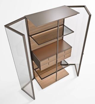 Durante la Design Week Rimadesio presenta le sue novità tra cui il nuovo contenitore per la zona giorno Aliante che ha l'aspetto di uno scrigno in vetro trasparente. La struttura in alluminio nella finitura bronzo, con gli spessori ridotti al minimo, ha una linea leggera e gli accessori interni, come i ripiani in vetro grigio e la cassettiera in legno, sorretti da una struttura sapientemente nascosta che li fa apparire come sospesi magicamente. Le ante sono realizzate in vetro riflettente chiaro; il basamento, il top, lo schienale e la cassettiera sono in noce. Misura L 80 x P 40 x H 163 cm. www.rimadesio.com – Fuorisalone, Rimadesio Flagship store, Via Visconti di Modrone 26, Milano Durante la Design Week Rimadesio presenta le sue novità tra cui il nuovo contenitore per la zona giorno Aliante che ha l'aspetto di uno scrigno in vetro trasparente. La struttura in alluminio nella finitura bronzo, con gli spessori ridotti al minimo, ha una linea leggera e gli accessori interni, come i ripiani in vetro grigio e la cassettiera in legno, sorretti da una struttura sapientemente nascosta che li fa apparire come sospesi magicamente. Le ante sono realizzate in vetro riflettente chiaro; il basamento, il top, lo schienale e la cassettiera sono in noce. Misura L 80 x P 40 x H 163 cm. www.rimadesio.com – Fuorisalone, Rimadesio Flagship store, Via Visconti di Modrone 26, Milano