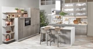 Le colonne di altezze diverse "vestono" la parete laterale e ospitano il forno nella cucina Iris di CREO Kitchens, caratterizzata dalle ante a telaio in massello di frassino con bugna impiallacciata frassino nella colorazione grigio invecchiato che ne sottolineano lo stile classico insieme ai pensili in vetro con apertura a vasistas. Il top in laminato ABS Dover Plamky illumina la composizione e dà vita ad un pratico piano snack nell'isola centrale. Un modulo base da 60 cm con due cestoni senza top, prezzo 300 euro + IVA. www.creokitchens.it Le colonne di altezze diverse "vestono" la parete laterale e ospitano il forno nella cucina Iris di CREO Kitchens, caratterizzata dalle ante a telaio in massello di frassino con bugna impiallacciata frassino nella colorazione grigio invecchiato che ne sottolineano lo stile classico insieme ai pensili in vetro con apertura a vasistas. Il top in laminato ABS Dover Plamky illumina la composizione e dà vita ad un pratico piano snack nell'isola centrale. Un modulo base da 60 cm con due cestoni senza top, prezzo 300 euro + IVA. www.creokitchens.it