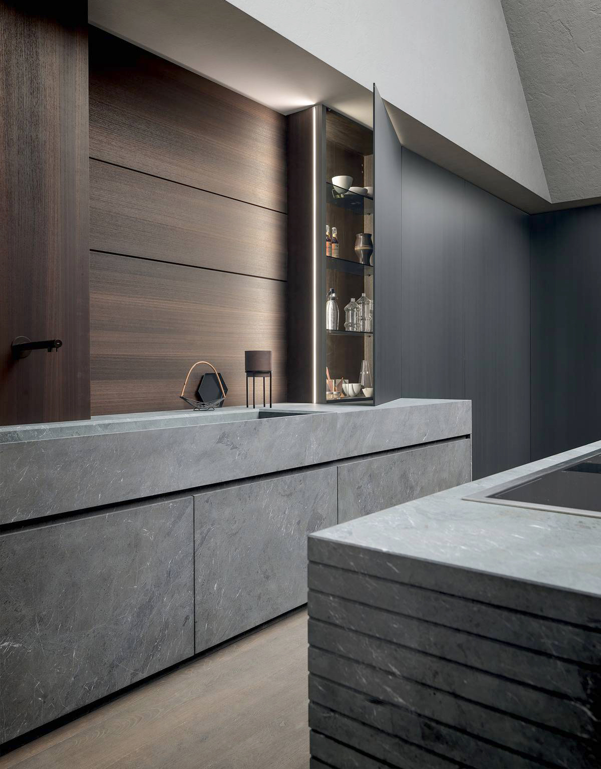 L'ampia composizione Blade Lab di Modulnova si apre completamente sulla zona giorno ed è caratterizzata dalle ante lisce delle zone operative realizzate in pregiato granito Amarula con una lavorazione raw, una micro-sabbiatura che leviga leggermente la superficie della pietra e ne accentua la matericità rendendola la protagonista indiscussa dell'ambiente. Prezzo su richiesta. www.modulnova.it L'ampia composizione Blade Lab di Modulnova si apre completamente sulla zona giorno ed è caratterizzata dalle ante lisce delle zone operative realizzate in pregiato granito Amarula con una lavorazione raw, una micro-sabbiatura che leviga leggermente la superficie della pietra e ne accentua la matericità rendendola la protagonista indiscussa dell'ambiente. Prezzo su richiesta. www.modulnova.it