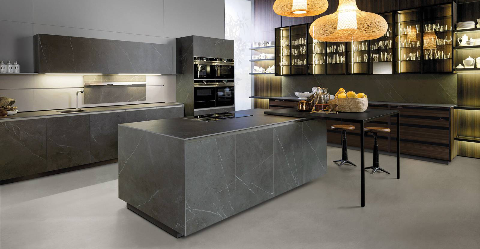 Le basi e i pensili della cucina Telero di Euromobil hanno i frontali lisci in gres Laminam pietra grey, con il telaio in alluminio nella finitura titanio, che danno vita ad una superficie continua effetto marmo molto decorativa. Il piano snack Thin in appoggio sul top è realizzato in laccato nero assoluto opaco; la boiserie Horizon è in laccato Super Matt bianco conun  pannello scorrevole. Un modulo base da 60 cm, prezzo a partire da 596 euro + IVA. www.euromobil.com Le basi e i pensili della cucina Telero di Euromobil hanno i frontali lisci in gres Laminam pietra grey, con il telaio in alluminio nella finitura titanio, che danno vita ad una superficie continua effetto marmo molto decorativa. Il piano snack Thin in appoggio sul top è realizzato in laccato nero assoluto opaco; la boiserie Horizon è in laccato Super Matt bianco conun  pannello scorrevole. Un modulo base da 60 cm, prezzo a partire da 596 euro + IVA. www.euromobil.com