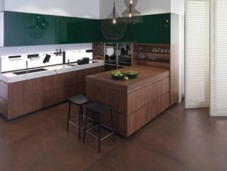 I numerosi e capienti pensili in laccato lucido verde bottiglia mettono in risalto le venature e la colorazione delle ante delle basi impiallacciate in pregiato legno di Noce della cucina E6.70 Nogal Seda E5.70 Bottle Brillo di Gamadecor. La penisola estensibile si apre, aumentando la superficie di lavoro a disposizione, e mette il vista il top realizzato in Xtone Calacatta Gold Silk che caratterizza anche la zona attrezzata con lavello e fuochi. Prezzo su richiesta. www.gama-decor.com I numerosi e capienti pensili in laccato lucido verde bottiglia mettono in risalto le venature e la colorazione delle ante delle basi impiallacciate in pregiato legno di Noce della cucina E6.70 Nogal Seda E5.70 Bottle Brillo di Gamadecor. La penisola estensibile si apre, aumentando la superficie di lavoro a disposizione, e mette il vista il top realizzato in Xtone Calacatta Gold Silk che caratterizza anche la zona attrezzata con lavello e fuochi. Prezzo su richiesta. www.gama-decor.com