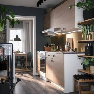Piccola e compatta la cucina lineare bicolore Knoxhult di Ikea Italia che ha le ante effetto legno chiaro alternate ai fianchi e ai dettagli bianchi. La pratica illuminazione sottopensile Slagsida permette di operare agevolmente sul piano e dà vita ad una piacevole atmosfera soffusa. Un pensile con anta effetto legno misura L 60 x P 31 x H 60 cm. Prezzo 35 euro. www.ikea.com Piccola e compatta la cucina lineare bicolore Knoxhult di Ikea Italia che ha le ante effetto legno chiaro alternate ai fianchi e ai dettagli bianchi. La pratica illuminazione sottopensile Slagsida permette di operare agevolmente sul piano e dà vita ad una piacevole atmosfera soffusa. Un pensile con anta effetto legno misura L 60 x P 31 x H 60 cm. Prezzo 35 euro. www.ikea.com