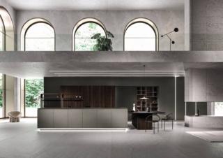 Le colonne a tutta altezza della cucina Way Materia di Snaidero hanno le ante impiallacciate legno rovere smoke che danno vita ad una parete rivestita decorata dalle venature del legno. Le ante della lunga isola e il piano di lavoro sono realizzati in ceramica calce tortora che crea un elegante contrasto con l’armadiatura. Gli elementi a giorno, con finiture peltro grigio, integrano i mobili e vestono la parete. Un modulo base da 60 cm con anta a battente in NOBILITATO, prezzo 276 euro Le colonne a tutta altezza della cucina Way Materia di Snaidero hanno le ante impiallacciate legno rovere smoke che danno vita ad una parete rivestita decorata dalle venature del legno. Le ante della lunga isola e il piano di lavoro sono realizzati in ceramica calce tortora che crea un elegante contrasto con l’armadiatura. Gli elementi a giorno, con finiture peltro grigio, integrano i mobili e vestono la parete. Un modulo base da 60 cm con anta a battente in NOBILITATO, prezzo 276 euro