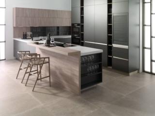 La cucina a forma di "L" modello R1.60-R1.10 di Gamadecor si articola in una serie di colonne, con le ante in laminato liscio con finitura Graffiti, con vari moduli di grande capacità contenitiva, una serrandina che cela un piano di lavoro aggiuntivo, gli elettrodomestici integrati e alcuni vani a giorno per riporre piccoli oggetti. Al centro trova posto l'isola in laminato effetto legno Etimoe land dotata di un ampio bancone snack e di una seie di mensoline laterali in cui poter riporre in bella vista i bicchieri; il top è realizzato in Krion® colore Grey. Prezzo su richiesta. www.gama-decor.com La cucina a forma di "L" modello R1.60-R1.10 di Gamadecor si articola in una serie di colonne, con le ante in laminato liscio con finitura Graffiti, con vari moduli di grande capacità contenitiva, una serrandina che cela un piano di lavoro aggiuntivo, gli elettrodomestici integrati e alcuni vani a giorno per riporre piccoli oggetti. Al centro trova posto l'isola in laminato effetto legno Etimoe land dotata di un ampio bancone snack e di una seie di mensoline laterali in cui poter riporre in bella vista i bicchieri; il top è realizzato in Krion® colore Grey. Prezzo su richiesta. www.gama-decor.com