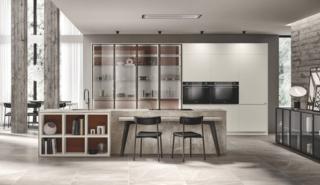 Quattro colonne con ante in vetro Fumé trasparente completano l'armadiatura nella cucina Motus di Scavolini; le colonne elettrodomestici hanno le ante, con le prese ricavate nello spessore, in finitura laccato opaco Bianco Prestige. L'isola con il top in Gres Porcellanato Fior di Bosco ospita la zona lavaggio, con vasca integrata, il piano cottura e il piano snack integrato con il sostegno in legno massello. Prezzo su richiesta. www.scavolini.com Quattro colonne con ante in vetro Fumé trasparente completano l'armadiatura nella cucina Motus di Scavolini; le colonne elettrodomestici hanno le ante, con le prese ricavate nello spessore, in finitura laccato opaco Bianco Prestige. L'isola con il top in Gres Porcellanato Fior di Bosco ospita la zona lavaggio, con vasca integrata, il piano cottura e il piano snack integrato con il sostegno in legno massello. Prezzo su richiesta. www.scavolini.com