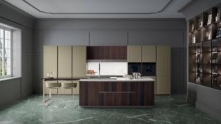 La grande armadiatura della composizione Lounge di Veneta Cucine è composta da sei colonne Maxi, con le ante lisce ad anta intera in Vetro Laccato Verde Militare, che fanno da cornice alla grande nicchia che ospita la zona cottura. L’isola centrale con il grande lavello ha il top in Caranto Quartz Perseo e le basi in Cannetè Rovere Scuro, coordinate con il rivestimento della cappa rettangolare, che dà vita ad una superficie ondulata, con eleganti scanalature simmetriche, molto piacevole al tatto. Un modulo base da 60 cm in vetro laccato, prezzo 467 euro www.venetacucine.com La grande armadiatura della composizione Lounge di Veneta Cucine è composta da sei colonne Maxi, con le ante lisce ad anta intera in Vetro Laccato Verde Militare, che fanno da cornice alla grande nicchia che ospita la zona cottura. L’isola centrale con il grande lavello ha il top in Caranto Quartz Perseo e le basi in Cannetè Rovere Scuro, coordinate con il rivestimento della cappa rettangolare, che dà vita ad una superficie ondulata, con eleganti scanalature simmetriche, molto piacevole al tatto. Un modulo base da 60 cm in vetro laccato, prezzo 467 euro www.venetacucine.com