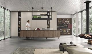 La composizione AL32 di Arrex Le Cucine è composta da una serie di colonne alte sino al soffitto, interrotta da vani a giorno, e da una lunga isola attrezzata sollevata da terra per mezzo di piedini in metallo nero. Le ante lisce hanno il telaio in alluminio nella finitura antracite e un pannello in laminato HPL finitura effetto legno Noce Savoia quelle delle basi e un pannello in Fenix colore Beige Arizona per le colonne. Un modulo base da 60 cm con anta in laminato HPL stratificato, prezzo 297 euro + IVA. www.arrex.it La composizione AL32 di Arrex Le Cucine è composta da una serie di colonne alte sino al soffitto, interrotta da vani a giorno, e da una lunga isola attrezzata sollevata da terra per mezzo di piedini in metallo nero. Le ante lisce hanno il telaio in alluminio nella finitura antracite e un pannello in laminato HPL finitura effetto legno Noce Savoia quelle delle basi e un pannello in Fenix colore Beige Arizona per le colonne. Un modulo base da 60 cm con anta in laminato HPL stratificato, prezzo 297 euro + IVA. www.arrex.it