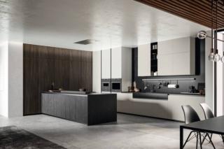 Hanno le ante lisce con apertura push-pull, in laminato noce bruno, le colonne che completano la cucina Glass 2.0 di Arredo3 e che danno vita a una grande dispensa su cui si innesta la penisola, attrezzata con la zona cottura, in HPL black kandia come i piani di lavoro, con lavandino integrato, e lo schienale. Le basi e i pensili a sviluppo verticale hanno le ante lisce in vetro laccato opaco nebbia. Lo zoccolo che rientra alleggerisce la composizione a parete. Prezzo su richiesta. www.arredo3.it Hanno le ante lisce con apertura push-pull, in laminato noce bruno, le colonne che completano la cucina Glass 2.0 di Arredo3 e che danno vita a una grande dispensa su cui si innesta la penisola, attrezzata con la zona cottura, in HPL black kandia come i piani di lavoro, con lavandino integrato, e lo schienale. Le basi e i pensili a sviluppo verticale hanno le ante lisce in vetro laccato opaco nebbia. Lo zoccolo che rientra alleggerisce la composizione a parete. Prezzo su richiesta. www.arredo3.it