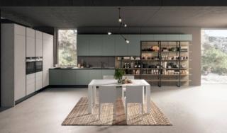 Danno vita a una grande armadiatura, in grado di contenere, conservare e cucinare, le numerose colonne in LPL light Portland che trovano posto nell’ampia composizione angolare aperta sul living Erika di Aran Cucine, caratterizzata da uno stile elegantemente minimalista. I pensili e le basi hanno le ante lisce senza maniglie in LPL verde oliva; la boiserie, con il telaio Fill nero su cui sono fissate le mensole e il pannello a parete  n rovere brugès, completa la cucina e permette di esporre in bella vista oggetti e stoviglie. Un modulo base da 60 cm con anta con gola (esclusi top e zoccolo), prezzo a partire da 230 euro + IVA www.arancucine.it Danno vita a una grande armadiatura, in grado di contenere, conservare e cucinare, le numerose colonne in LPL light Portland che trovano posto nell’ampia composizione angolare aperta sul living Erika di Aran Cucine, caratterizzata da uno stile elegantemente minimalista. I pensili e le basi hanno le ante lisce senza maniglie in LPL verde oliva; la boiserie, con il telaio Fill nero su cui sono fissate le mensole e il pannello a parete  n rovere brugès, completa la cucina e permette di esporre in bella vista oggetti e stoviglie. Un modulo base da 60 cm con anta con gola (esclusi top e zoccolo), prezzo a partire da 230 euro + IVA www.arancucine.it