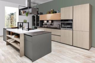 La composizione Tablet Wood di CREO Kitchens mixa elevati standard tecnologici, design accattivante e funzionale e fascino del legno: le ante infatti sono impiallacciate Rovere grey, sottoposto a un processo di verniciatura trasparente attraverso la tecnologia “ECCIMERI”, un particolare trattamento che conferisce alla superficie ultra opaca un effetto soft-touch e una maggiore resistenza ai graffi. I pensili a sviluppo orizzontale in Laccato UV cannella lucido “spezzano” e illuminano l'ambiente; i mobili posizionati lateralmente all'isola sono in Laccato UV antracite opaco con il top in HPL ossido cuore nero. www.creokitchens.it
