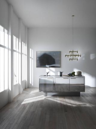 La cucina sartoriale Ego specchiata di Abimis è completamente prodotta in acciaio AISI 304, l’acciaio Inox più resistente, sicuro e adatto al contatto con il cibo, declinato nella particolare finitura lucida a specchio che la rende brillante e luminosa. Inoltre è in grado di coniugare le più elevate prestazioni della ristorazione professionale con le forme più eleganti e pulite delle cucine domestiche. Gli aspetti caratterizzanti sono la tipica raggiatura delle ante a filo battente, completamente integrata nella struttura, le ampie maniglie ergonomiche, l’esclusivo zoccolo rientrato che consente una maggiore libertà nei movimenti, il piano di lavoro privo di fughe per assicurare igiene e praticità. www.abimis.com