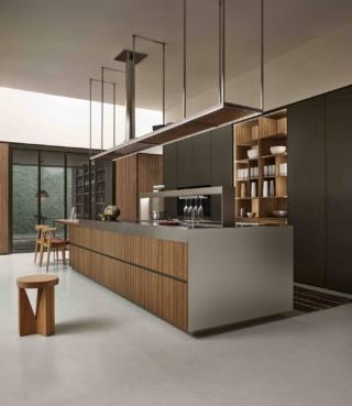 La nuova cucina Sign di Ernestomeda, che si articola intorno alla grande isola attrezzata, arreda e valorizza la casa con elementi tipici degli spazi conviviali del soggiorno. È disponibile in circa duecento alternative di scelta tra finiture e materiali, per dare vita a mix cromatici e materici infiniti, dai naturali ai più tecnici e innovativi: essenze lignee, melaminici, laccati opachi, vetri metallizzati, gres. La parte superiore della composizione è priva di pensili chiusi sostituiti da vetrinette e boiserie a giorno che consentono di esporre stoviglie e oggetti. www.ernestomeda.com