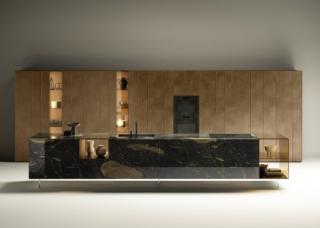 La nuova cucina 36e8 Glass di LAGO è caratterizzata da leggerezza e trasparenze: le ante sono rese invisibili da un'apertura brevettata e le nuove vetrine a giorno hanno l'illuminazione integrata. Il top e i frontali dell'isola sono in XGlass Geode lucido; i contenitori Glass sono in vetro fumé bronzo; la struttura è sollevata per mezzo di supporti in vetro extrachiaro che la fanno apparire sospesa. I frontali delle colonne, che formano l'ampia dispensa, sono in XGlass Bronzo opaco,  prive di maniglie. www.lago.it