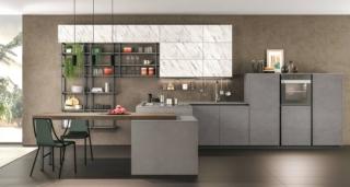 Le colonne laterali midi si integrano perfettamente nella composizione a sviluppo lineare Round di Lube, la cucina con la penisola corredata di un piano snack in Laminato rovere fango con il piano di grande spessore. Le ante delle basi e delle colonne sono in PET, un materiale totalmente rinnovabile e riciclabile, nella finitura Malva grigio lava e quelle dei pensili sono declinate nella finitura Marmo rey effetto pietra con venatura a vista. Un modulo base da 60 cm con due cestoni e senza top, prezzo 374 euro + IVA. www.cucinelube.it Le colonne laterali midi si integrano perfettamente nella composizione a sviluppo lineare Round di Lube, la cucina con la penisola corredata di un piano snack in Laminato rovere fango con il piano di grande spessore. Le ante delle basi e delle colonne sono in PET, un materiale totalmente rinnovabile e riciclabile, nella finitura Malva grigio lava e quelle dei pensili sono declinate nella finitura Marmo rey effetto pietra con venatura a vista. Un modulo base da 60 cm con due cestoni e senza top, prezzo 374 euro + IVA. www.cucinelube.it