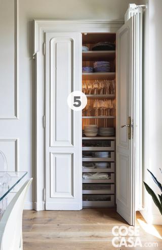 Zona cottura, dispensa con porta a doppio battente modanata, pavimento in parquet Zona cottura, dispensa con porta a doppio battente modanata, pavimento in parquet