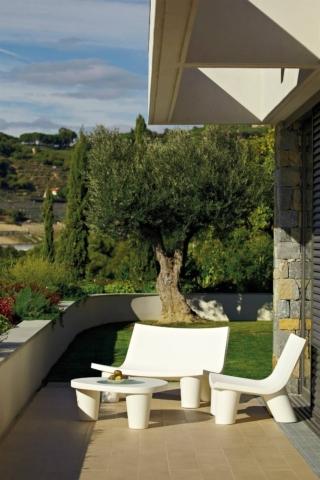 Essenziale e moderno il divanetto due posti Low Lita Love di Slide, design Paola Navone, completamente realizzato in polietilene bianco con la tecnica dello stampaggio rotazionale. La struttura ha quattro robuste gambe con una forma irregolare e uno schienale leggermente curvato verso l'esterno; la seduta, bassa e sottile, può essere completata con dei morbidi cuscini rivestiti in tessuto impermeabile. Misura L 118 x P 80 x H 70 cm. Prezzo 683 euro. Il tavolino coordinato misura L 90 x P 70 x H 35 cm, prezzo 348 euro.  www.slidedesign.it Essenziale e moderno il divanetto due posti Low Lita Love di Slide, design Paola Navone, completamente realizzato in polietilene bianco con la tecnica dello stampaggio rotazionale. La struttura ha quattro robuste gambe con una forma irregolare e uno schienale leggermente curvato verso l'esterno; la seduta, bassa e sottile, può essere completata con dei morbidi cuscini rivestiti in tessuto impermeabile. Misura L 118 x P 80 x H 70 cm. Prezzo 683 euro. Il tavolino coordinato misura L 90 x P 70 x H 35 cm, prezzo 348 euro.  www.slidedesign.it