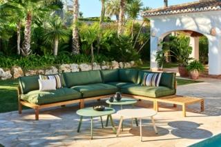 Grande, comodo ed elegante il divano componibile ad angolo Paulette di CASA Italia che è composto da una serie di elementi in legno di Acacia FSC nella finitura naturale con grandi cuscini verdi. La panca loungue con schienale misura L 120 x P 90 x H 64 cm. Prezzo 219 euro (cuscini esclusi). Il tavolo laterale coordinato nel materiale misura L 80 x P 80 x H 30 cm, prezzo 129 euro. www.casashops.com Grande, comodo ed elegante il divano componibile ad angolo Paulette di CASA Italia che è composto da una serie di elementi in legno di Acacia FSC nella finitura naturale con grandi cuscini verdi. La panca loungue con schienale misura L 120 x P 90 x H 64 cm. Prezzo 219 euro (cuscini esclusi). Il tavolo laterale coordinato nel materiale misura L 80 x P 80 x H 30 cm, prezzo 129 euro. www.casashops.com