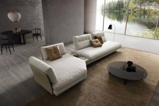 Il divano componibile della collezione Stone di Valentini è Made in Italy con una linea informale e imbottiture estremamente comode. I sottili schienali mobili, con dimensioni diverse, possono essere spostati e riposizionati tramite appositi agganci in ogni punto del divano per poterne variare l'assetto a piacimento; inoltre gli schienali possono essere utilizzati anche come braccioli per trasformare il divano in una dormeuse. La doppia profondità delle sedute e la doppia altezza dello schienale garantiscono una seduta comoda e accogliente. Le isole esagonali sono disponibili in tre diverse tipologie. I morbidi cuscini con imbottiture generose sono rivestiti in tessuto o in pelle e sono impreziositi da una doppia cucitura tono su tono o con colori a contrasto. La base è sostenuta da sottili piedini in metallo con finitura verniciata nero opaco. www.valentini.it Il divano componibile della collezione Stone di Valentini è Made in Italy con una linea informale e imbottiture estremamente comode. I sottili schienali mobili, con dimensioni diverse, possono essere spostati e riposizionati tramite appositi agganci in ogni punto del divano per poterne variare l'assetto a piacimento; inoltre gli schienali possono essere utilizzati anche come braccioli per trasformare il divano in una dormeuse. La doppia profondità delle sedute e la doppia altezza dello schienale garantiscono una seduta comoda e accogliente. Le isole esagonali sono disponibili in tre diverse tipologie. I morbidi cuscini con imbottiture generose sono rivestiti in tessuto o in pelle e sono impreziositi da una doppia cucitura tono su tono o con colori a contrasto. La base è sostenuta da sottili piedini in metallo con finitura verniciata nero opaco. www.valentini.it