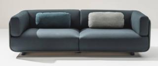 Il divano Shaal di Arper garantisce un abbraccio avvolgente grazie alla struttura a guscio che accoglie i profondi cuscini e solleva elegantemente la struttura da terra. È soffice, stabile, morbido, inoltre può essere realizzato su misura.  www.arper.com Il divano Shaal di Arper garantisce un abbraccio avvolgente grazie alla struttura a guscio che accoglie i profondi cuscini e solleva elegantemente la struttura da terra. È soffice, stabile, morbido, inoltre può essere realizzato su misura.  www.arper.com