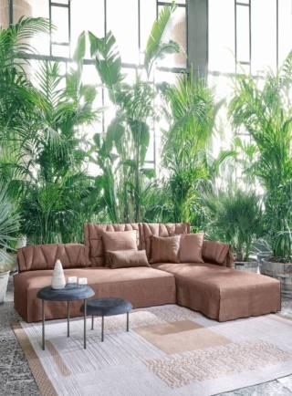 Il divano componibile outdoor della collezione Flair di Gervasoni è composto da grandi pouf che possono essere combinati liberamente per dare vita a combinazioni sempre diverse. Gli schienali con doppia cerniera ribaltabili manualmente, indipendentemente per ogni singolo posto, sono rivestiti in tessuto trapuntato per esterni con dettaglio cucitura taglia e cuci tono su tono o in contrasto. La struttura del divano, in acciaio trattato per esterni, sorregge i cuscini in poliuretano espanso a densità variabile e fibre di poliestere. www.gervasoni1882.com Il divano componibile outdoor della collezione Flair di Gervasoni è composto da grandi pouf che possono essere combinati liberamente per dare vita a combinazioni sempre diverse. Gli schienali con doppia cerniera ribaltabili manualmente, indipendentemente per ogni singolo posto, sono rivestiti in tessuto trapuntato per esterni con dettaglio cucitura taglia e cuci tono su tono o in contrasto. La struttura del divano, in acciaio trattato per esterni, sorregge i cuscini in poliuretano espanso a densità variabile e fibre di poliestere. www.gervasoni1882.com