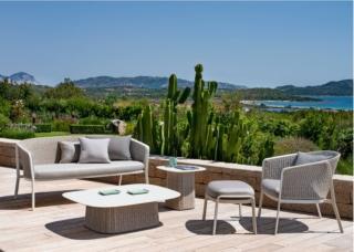 Ha il fascino delle fibre naturali, ma è resistente e duraturo il divano Carousel Alu Corda intreccio fitto di Emu: la struttura in tubolare di alluminio verniciato bianco opaco sorregge il sedile in lamiera in lega di alluminio e lo schienale in acciaio con intrecci decorativi realizzati in corda idrorepellente e resistente. Misura L 160,5 x P 71,2 x H 73,1 cm. Il divano prezzo 2.821 euro. (esclusi i cuscini decorativi). È disponibile anche la poltrona coordinata e il pouf poggiapiedi per ottenere il massimo relax. Sono disponibili una serie di tavolini coordinati nelle colorazioni e nelle finiture che permettono di dare vita ad un'area relax accogliente e funzionale. Il tavolino basso quadrato misura L 49 x P 49 x H 44,4 cm, prezzo 978 euro. Il tavolino basso rettangolare misura L 110 x P 80 x H 30 cm, prezzo 1.461 euro. www.emu.it Ha il fascino delle fibre naturali, ma è resistente e duraturo il divano Carousel Alu Corda intreccio fitto di Emu: la struttura in tubolare di alluminio verniciato bianco opaco sorregge il sedile in lamiera in lega di alluminio e lo schienale in acciaio con intrecci decorativi realizzati in corda idrorepellente e resistente. Misura L 160,5 x P 71,2 x H 73,1 cm. Il divano prezzo 2.821 euro. (esclusi i cuscini decorativi). È disponibile anche la poltrona coordinata e il pouf poggiapiedi per ottenere il massimo relax. Sono disponibili una serie di tavolini coordinati nelle colorazioni e nelle finiture che permettono di dare vita ad un'area relax accogliente e funzionale. Il tavolino basso quadrato misura L 49 x P 49 x H 44,4 cm, prezzo 978 euro. Il tavolino basso rettangolare misura L 110 x P 80 x H 30 cm, prezzo 1.461 euro. www.emu.it