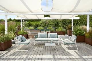 Il divano Lisa Sofà Filò di Scab ha lo schienale intrecciato in corda nautica verde acqua, su cui poggiano una serie di morbidi cuscini sfoderabili rivestiti in tessuto Sunbrella, e la sottile e elegante struttura realizzata in metallo verniciato bianco. Misura L 170 x P 82 x H 75 cm. Prezzo a partire da 2.991,44 euro. La poltrona  lounge è caratterizzata dalla fettuccia di corda nautica intrecciata sul telaio in metallo veniciato, misura L 69 x P 67 x H 67 cm, prezzo a partire da 668,56 euro. Il tavolino basso Lisa Lounge sidetable in acciaio zincato e verniciato ha il piano che si trasforma in un pratico vassoio, misura L 63 x P 55 x H 32 cm, prezzo 334,28 euro. www.scabdesign.com Il divano Lisa Sofà Filò di Scab ha lo schienale intrecciato in corda nautica verde acqua, su cui poggiano una serie di morbidi cuscini sfoderabili rivestiti in tessuto Sunbrella, e la sottile e elegante struttura realizzata in metallo verniciato bianco. Misura L 170 x P 82 x H 75 cm. Prezzo a partire da 2.991,44 euro. La poltrona  lounge è caratterizzata dalla fettuccia di corda nautica intrecciata sul telaio in metallo veniciato, misura L 69 x P 67 x H 67 cm, prezzo a partire da 668,56 euro. Il tavolino basso Lisa Lounge sidetable in acciaio zincato e verniciato ha il piano che si trasforma in un pratico vassoio, misura L 63 x P 55 x H 32 cm, prezzo 334,28 euro. www.scabdesign.com