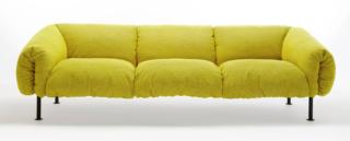 Il divano monoblocco, soffice e accogliente, ZA:ZA di Zanotta ha una linea morbida e accogliente che si sipira al principio dell'amaca. Il telaio in tubolare di acciaio cilindrico è saldato in un unico pezzo, che ne definisce la struttura, disponibile nei colori nero opaco o rosso e sostiene le cinghie sospese in poliestere. La seduta, lo schienale e i braccioli vengono calzati sulla struttura come un abito sartoriale e sono fissati per mezzo di una serie di bottoni automatici. L'imbottitura è realizzata in poliuretano e microsfere di poliestere rigenerato e rigenerabile.  È disponibile in tre formati. Misura L 205/240/280 x P 110 x H 82 cm. www.zanotta.it Il divano monoblocco, soffice e accogliente, ZA:ZA di Zanotta ha una linea morbida e accogliente che si sipira al principio dell'amaca. Il telaio in tubolare di acciaio cilindrico è saldato in un unico pezzo, che ne definisce la struttura, disponibile nei colori nero opaco o rosso e sostiene le cinghie sospese in poliestere. La seduta, lo schienale e i braccioli vengono calzati sulla struttura come un abito sartoriale e sono fissati per mezzo di una serie di bottoni automatici. L'imbottitura è realizzata in poliuretano e microsfere di poliestere rigenerato e rigenerabile.  È disponibile in tre formati. Misura L 205/240/280 x P 110 x H 82 cm. www.zanotta.it