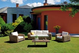 Tutto il fascino del rattan per il set Bangalore di Greenwood composto da un divano tre posti, un tavolino e due poltrone, tutti con una linea compatta e squadrata che ne mette in evidenza il materiale. Le sedute sono realizzate in rattan gigante naturale e sono completate da una serie di morbidi cuscini in policotone ecrù sfoderabili; il tavolino essenziale è in legno di mango. Il divano misura L 220 x P 100 x H 63 cm. La poltrona misura L 96 x P 100 x h 63 cm. Il tavolino misura L 120 x P 66 x H 40 cm. Prezzo 2.900 euro (per il set). www.greenwoodgarden.it Tutto il fascino del rattan per il set Bangalore di Greenwood composto da un divano tre posti, un tavolino e due poltrone, tutti con una linea compatta e squadrata che ne mette in evidenza il materiale. Le sedute sono realizzate in rattan gigante naturale e sono completate da una serie di morbidi cuscini in policotone ecrù sfoderabili; il tavolino essenziale è in legno di mango. Il divano misura L 220 x P 100 x H 63 cm. La poltrona misura L 96 x P 100 x h 63 cm. Il tavolino misura L 120 x P 66 x H 40 cm. Prezzo 2.900 euro (per il set). www.greenwoodgarden.it