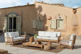 Pregiato legno di Teak per il divano tre posti della collezione Chelsea di Unopiù caratterizzato dalla struttura in legno, volutamente bassa e con un volume contenuto. Può essere completata da grandi cuscini, seduta/schienale, di alto spessore rivestiti in tessuto di colore bianco Latte. Misura L 209 x P 85 x H 82 cm. Prezzo 2.287,50 euro (cuscini esclusi).  Il modello due posti misura  L 144 x P 85 x H 82 cm, prezzo a partire da 1.817,80 euro. Davanti ai divani trova posto il tavolo basso rettangolare coordinato misura L 140 x P 80 x H 22 cm, prezzo 1.220 euro. www.unopiu.com Pregiato legno di Teak per il divano tre posti della collezione Chelsea di Unopiù caratterizzato dalla struttura in legno, volutamente bassa e con un volume contenuto. Può essere completata da grandi cuscini, seduta/schienale, di alto spessore rivestiti in tessuto di colore bianco Latte. Misura L 209 x P 85 x H 82 cm. Prezzo 2.287,50 euro (cuscini esclusi).  Il modello due posti misura  L 144 x P 85 x H 82 cm, prezzo a partire da 1.817,80 euro. Davanti ai divani trova posto il tavolo basso rettangolare coordinato misura L 140 x P 80 x H 22 cm, prezzo 1.220 euro. www.unopiu.com