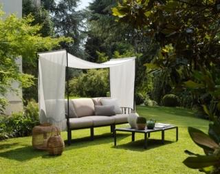 Il divano tre posti Komodo di Nardi è dotato della struttura ombreggiante Komodo Ombra, composta da un'esile telaio in resina fiberglass che sorregge il tessuto tecnico Velo bianco naturale, e dà vita ad una sorta di romantica isola relax che ondeggia delicatamente al vento. La struttura componibile del divano è realizzata in polipropilene fiberglass trattato anti-uv nella finitura opaca, da scegliere fra numerose varianti di colore, che la rende resistente e non richiede manutenzione. I cuscini sfoderabili sono rivestiti in tessuto acrilico lavabile. Il divano misura L 220 x P 78 x H 88 cm. Il divano prezzo a partire da 1.435,94 euro. La struttura ombreggiante prezzo a partire da 337,94  euro. www.nardioutdoor.com Il divano tre posti Komodo di Nardi è dotato della struttura ombreggiante Komodo Ombra, composta da un'esile telaio in resina fiberglass che sorregge il tessuto tecnico Velo bianco naturale, e dà vita ad una sorta di romantica isola relax che ondeggia delicatamente al vento. La struttura componibile del divano è realizzata in polipropilene fiberglass trattato anti-uv nella finitura opaca, da scegliere fra numerose varianti di colore, che la rende resistente e non richiede manutenzione. I cuscini sfoderabili sono rivestiti in tessuto acrilico lavabile. Il divano misura L 220 x P 78 x H 88 cm. Il divano prezzo a partire da 1.435,94 euro. La struttura ombreggiante prezzo a partire da 337,94  euro. www.nardioutdoor.com