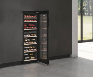 In classe G, Wine Bank 50 Serie 7 HWS77GDAU1 di Haier può contenere fino a 77 bottiglie. È dotata della tecnologia Air Natural Flow che mantiene sia la temperatura al grado ideale sia l’umidità tra il 50% e il 70%. Il filtro ai carboni attivi purifica l’aria e la porta in vetro con filtro anti-UV protegge le bottiglie dalla luce. Misura L 50 x P 58,5 x H 127 cm. Prezzo da rivenditore. www.haier-europe.com In classe G, Wine Bank 50 Serie 7 HWS77GDAU1 di Haier può contenere fino a 77 bottiglie. È dotata della tecnologia Air Natural Flow che mantiene sia la temperatura al grado ideale sia l’umidità tra il 50% e il 70%. Il filtro ai carboni attivi purifica l’aria e la porta in vetro con filtro anti-UV protegge le bottiglie dalla luce. Misura L 50 x P 58,5 x H 127 cm. Prezzo da rivenditore. www.haier-europe.com