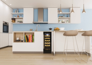 Grazie al compressore di alta qualità, le vibrazioni vengono mantenute al minimo nella cantinetta DiVino CCVB 30/1 di Candy. Per 20 bottiglie, in classe F, ha il livello di umidità tra il 50 e l'80% e filtro ai carboni attivi. È collegabile ad App per ottenere contenuti extra come scansionare l'etichetta del vino per avere tutte le informazioni o suggerimenti vari. Misura L 29,5 x P 56 x H 81 cm. Prezzo 156 euro. www.candy.it Grazie al compressore di alta qualità, le vibrazioni vengono mantenute al minimo nella cantinetta DiVino CCVB 30/1 di Candy. Per 20 bottiglie, in classe F, ha il livello di umidità tra il 50 e l'80% e filtro ai carboni attivi. È collegabile ad App per ottenere contenuti extra come scansionare l'etichetta del vino per avere tutte le informazioni o suggerimenti vari. Misura L 29,5 x P 56 x H 81 cm. Prezzo 156 euro. www.candy.it