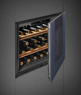 Da incasso, CVI121G di Smeg ha capacità massima per 21 bottiglie da 0,75 lt. In classe di efficienza energetica F, ha 2 ripiani estraibili in legno e filtro ai carboni attivi. Pratico, con apertura della porta con sistema push pull, è caratterizzato da una finitura Estetica Linea colore neptune grey, ha un ingombro in altezza di 45 cm. Prezzo 2.519 euro. www.smeg.com Da incasso, CVI121G di Smeg ha capacità massima per 21 bottiglie da 0,75 lt. In classe di efficienza energetica F, ha 2 ripiani estraibili in legno e filtro ai carboni attivi. Pratico, con apertura della porta con sistema push pull, è caratterizzato da una finitura Estetica Linea colore neptune grey, ha un ingombro in altezza di 45 cm. Prezzo 2.519 euro. www.smeg.com