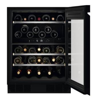 Grazie al Dual-Zone Pro, nella cantinetta vino EWUD040B8B Serie 800 di Electrolux è possibile impostare due diverse zone con differenti temperature: da 6-12 °C per i bianchi e da 14-18 °C per i rossi. I ripiani in legno estensibili sono progettati con una spaziatura ottimale per riporre tutte le bottiglie da 750 ml, il sistema di illuminazione Top LED consente di leggere facilmente le etichette. In classe F, è capiente 122 litri. Misura L 59,5 x P 57 x H 82 cm. www.electrolux.it Grazie al Dual-Zone Pro, nella cantinetta vino EWUD040B8B Serie 800 di Electrolux è possibile impostare due diverse zone con differenti temperature: da 6-12 °C per i bianchi e da 14-18 °C per i rossi. I ripiani in legno estensibili sono progettati con una spaziatura ottimale per riporre tutte le bottiglie da 750 ml, il sistema di illuminazione Top LED consente di leggere facilmente le etichette. In classe F, è capiente 122 litri. Misura L 59,5 x P 57 x H 82 cm. www.electrolux.it