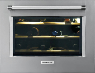 La cantinetta KCBWX 45600 0 di KitchenAid che può contenere fino a 24 bottiglie, ha una porta in vetro con protezione raggi UV e display digitale, controllo automatico dell’umidità e finitura in acciaio inox facile da pulire. Da incasso, ha 3 ripiani. È in classe G. misura L 56 x P 56 x H 45 cm. Prezzo da rivenditore. www.kitchenaid.it La cantinetta KCBWX 45600 0 di KitchenAid che può contenere fino a 24 bottiglie, ha una porta in vetro con protezione raggi UV e display digitale, controllo automatico dell’umidità e finitura in acciaio inox facile da pulire. Da incasso, ha 3 ripiani. È in classe G. misura L 56 x P 56 x H 45 cm. Prezzo da rivenditore. www.kitchenaid.it