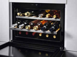 Elegante, la cantinetta vino KWK884520M di Aeg permette di conservare fino a 18 bottiglie ad una temperatura compresa tra i 5°C e i 20°C. Si possono posizionare anche bottiglie larghe come Magnum, Prosecco o Champagne. Per l’apertura è sufficiente una leggera spinta e all’interno ha illuminazione a led. In classe F, è da incasso ed è alta 45,5 cm. Prezzo 2.040 euro. www.aeg.it Elegante, la cantinetta vino KWK884520M di Aeg permette di conservare fino a 18 bottiglie ad una temperatura compresa tra i 5°C e i 20°C. Si possono posizionare anche bottiglie larghe come Magnum, Prosecco o Champagne. Per l’apertura è sufficiente una leggera spinta e all’interno ha illuminazione a led. In classe F, è da incasso ed è alta 45,5 cm. Prezzo 2.040 euro. www.aeg.it