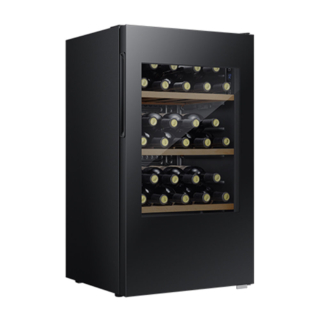 Per 30 bottiglie, RW12D4NWG0 di Hisense ha ampio range di temperature da 5°C fino a 20°C per poter conservare rossi, bianchi e spumanti. In classe efficienza G, ha 4 ripiani in legno, emette bassa rumorosità (39dB) e di conseguenza basse vibrazioni garantendo al vino un ambiente di conservazione adatto. Misura L 47,5 x P 45 x H 84 cm. Prezzo 349 euro. www.hisense.it Per 30 bottiglie, RW12D4NWG0 di Hisense ha ampio range di temperature da 5°C fino a 20°C per poter conservare rossi, bianchi e spumanti. In classe efficienza G, ha 4 ripiani in legno, emette bassa rumorosità (39dB) e di conseguenza basse vibrazioni garantendo al vino un ambiente di conservazione adatto. Misura L 47,5 x P 45 x H 84 cm. Prezzo 349 euro. www.hisense.it