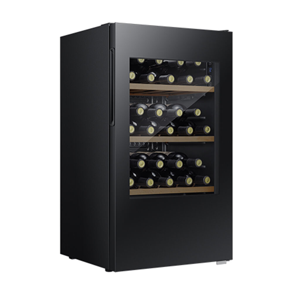 Per 30 bottiglie, RW12D4NWG0 di Hisense ha ampio range di temperature da 5°C fino a 20°C per poter conservare rossi, bianchi e spumanti. In classe efficienza G, ha 4 ripiani in legno, emette bassa rumorosità (39dB) e di conseguenza basse vibrazioni garantendo al vino un ambiente di conservazione adatto. Misura L 47,5 x P 45 x H 84 cm. Prezzo 349 euro. www.hisense.it Per 30 bottiglie, RW12D4NWG0 di Hisense ha ampio range di temperature da 5°C fino a 20°C per poter conservare rossi, bianchi e spumanti. In classe efficienza G, ha 4 ripiani in legno, emette bassa rumorosità (39dB) e di conseguenza basse vibrazioni garantendo al vino un ambiente di conservazione adatto. Misura L 47,5 x P 45 x H 84 cm. Prezzo 349 euro. www.hisense.it