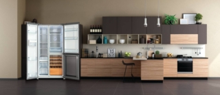 Il frigorifero tre porte con cantinetta T9183WIN di Grf ha vano specifico per la conservazione del vino: i ripiani mantengono la temperatura tra +5 e +16 gradi, per una capienza massima di 25 bottiglie mentre un cassetto per altre bevande o bottiglie completa la cantinetta realizzata in legno di faggio. Il frigorifero è disponibile in due varianti colore, Vetro Inox e Vetro Nero e ha lo schienale in alluminio che ripristina rapidamente la temperatura interna dopo ogni apertura. In classe E, misura L 91 x P 70 x H 183 cm. Prezzo 2.999 euro. www.grfdomestic.eu Il frigorifero tre porte con cantinetta T9183WIN di Grf ha vano specifico per la conservazione del vino: i ripiani mantengono la temperatura tra +5 e +16 gradi, per una capienza massima di 25 bottiglie mentre un cassetto per altre bevande o bottiglie completa la cantinetta realizzata in legno di faggio. Il frigorifero è disponibile in due varianti colore, Vetro Inox e Vetro Nero e ha lo schienale in alluminio che ripristina rapidamente la temperatura interna dopo ogni apertura. In classe E, misura L 91 x P 70 x H 183 cm. Prezzo 2.999 euro. www.grfdomestic.eu